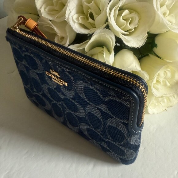 cz452 Coach Corner Zip Wristlet Cherry Charm Signature Denim & Vachetta Leather - Picture 3 of 7